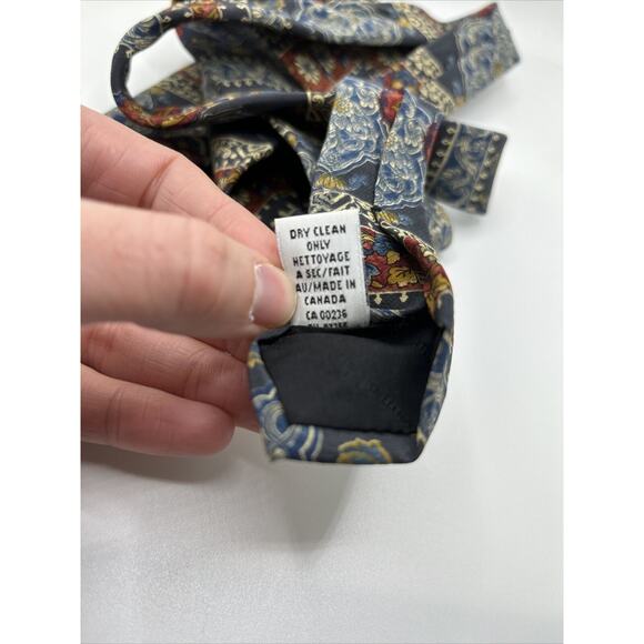 THE METROPOLITAN MUSEUM OF ART MADE IN CANADA MULTI COLOR NECKTIE TIE 56” - Picture 5 of 7